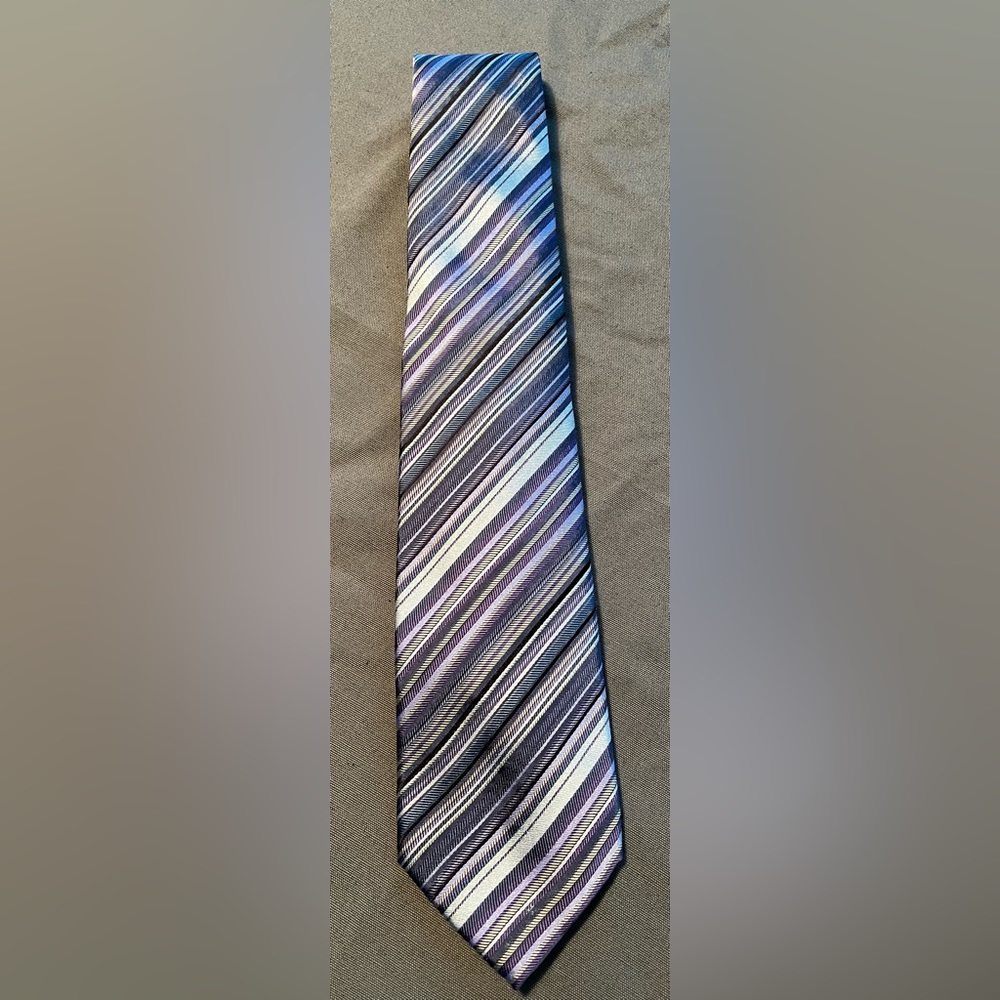 Gianluca Isaia 100% striped silk tie.